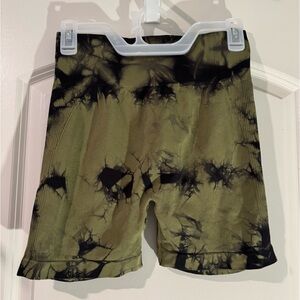Butt scrunch shorts 
Green and black 
Size large
